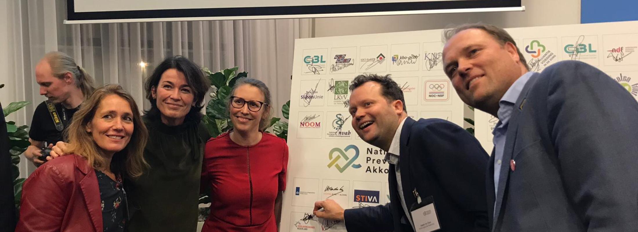 Vrijdag 23 november presenteerde staatssecretaris Paul Blokhuis het Nationaal Preventieakkoord. Hierin staan onder meer afspraken over roken en problematisch alcoholgebruik. Een belangrijke stap naar een gezonder Nederland. Ook Verslavingskunde Nederland tekende dit akkoord. IrisZorg is hier een lidinstelling van. 