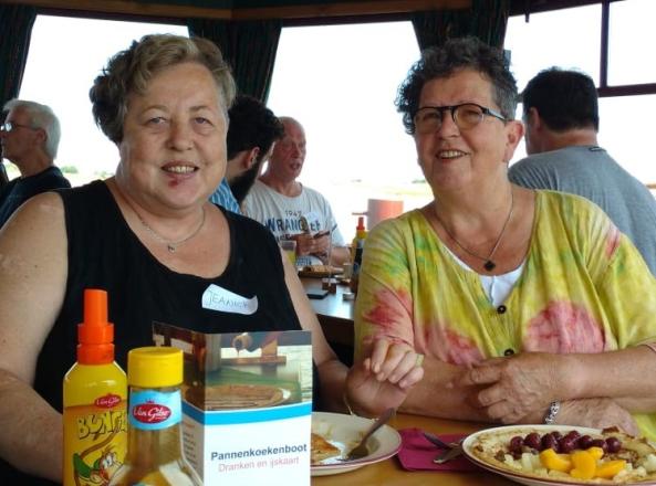 Vrijwilliger Ans en Jeanick op het pannenkoekenschip